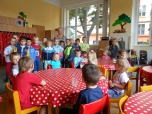 Seznamujeme se školou a jejím okolím, naší mateř.školkou, tělocvičnou, jídelnou, panem školníkem..